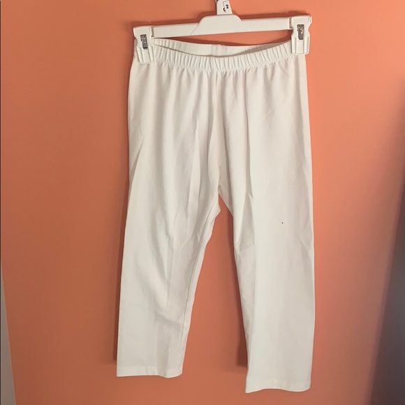 Cat&Jack Cute T-shirt WITH white capri pants - Picture 3 of 6